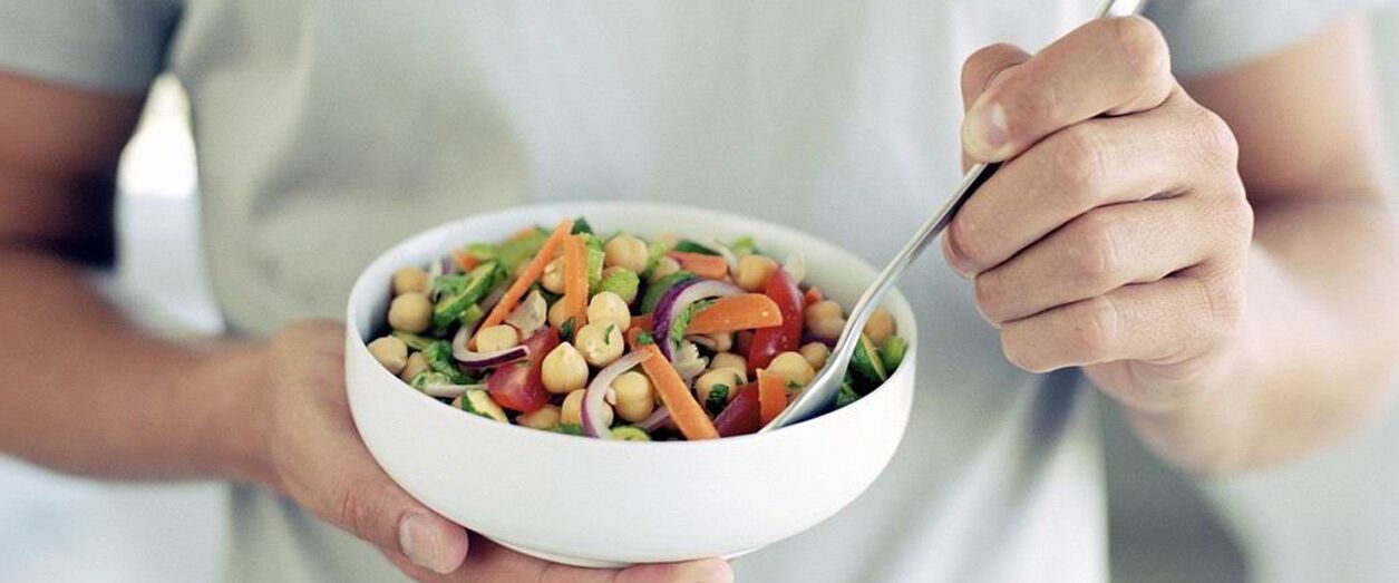 Мужчына ўжывае прадукты, карысныя для патэнцыі