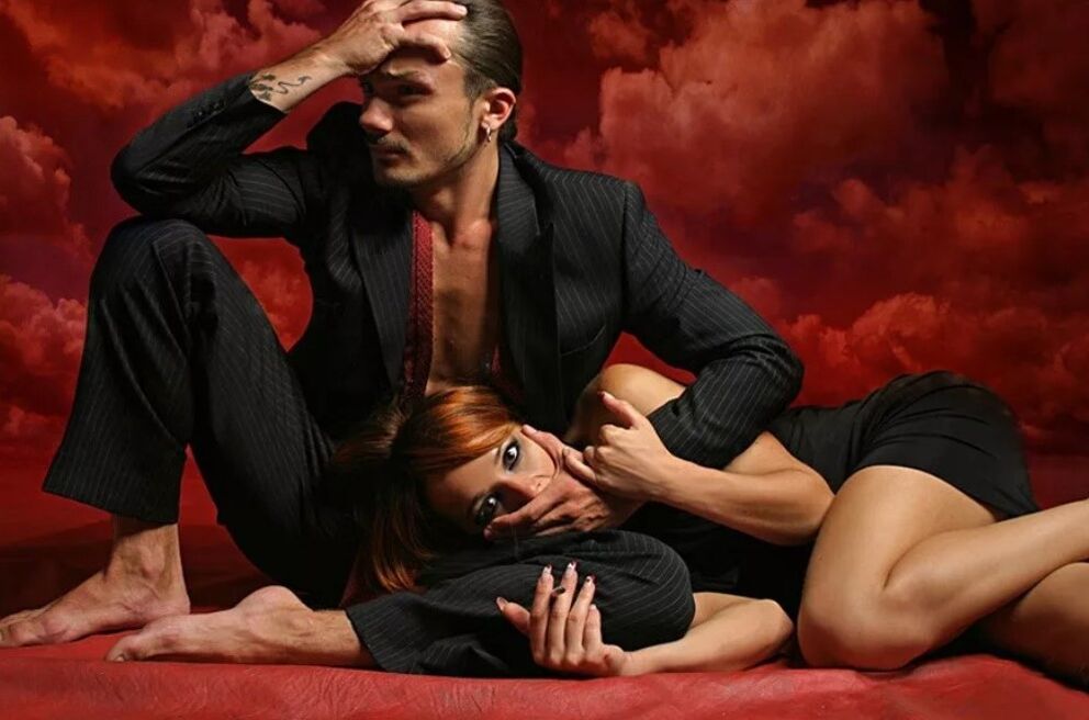 Жанчына спрабуе ўгаварыць мужчыну памасіраваць кропку G